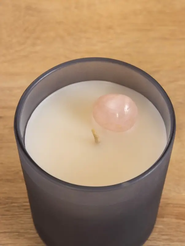 Свеча в стекле с камнем Manifest роза 200 гр соевый воск