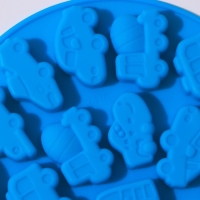 Форма для мармелада Доляна &laquo;Машинки&raquo;, силикон, d=12 см, 17 ячеек, цвет фиолетовый