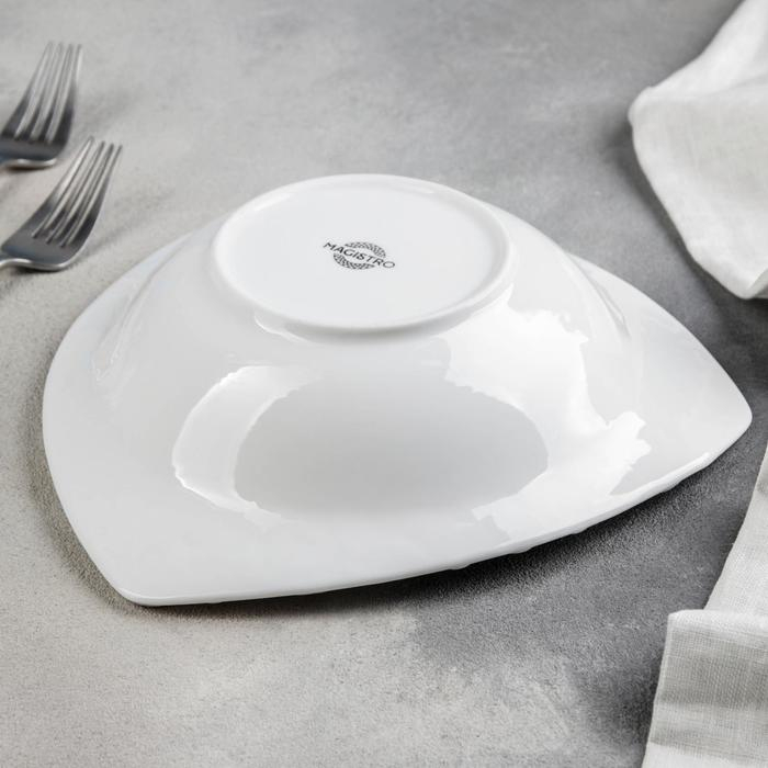 Салатник фарфоровый Magistro &laquo;Роза Бланш&raquo;, 600 мл, d=23 см, цвет белый