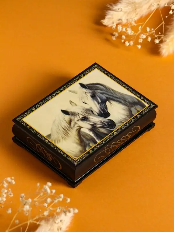 Шкатулка &laquo;Пара белых лошадей&raquo;, 10&times;14 см, лаковая миниатюра