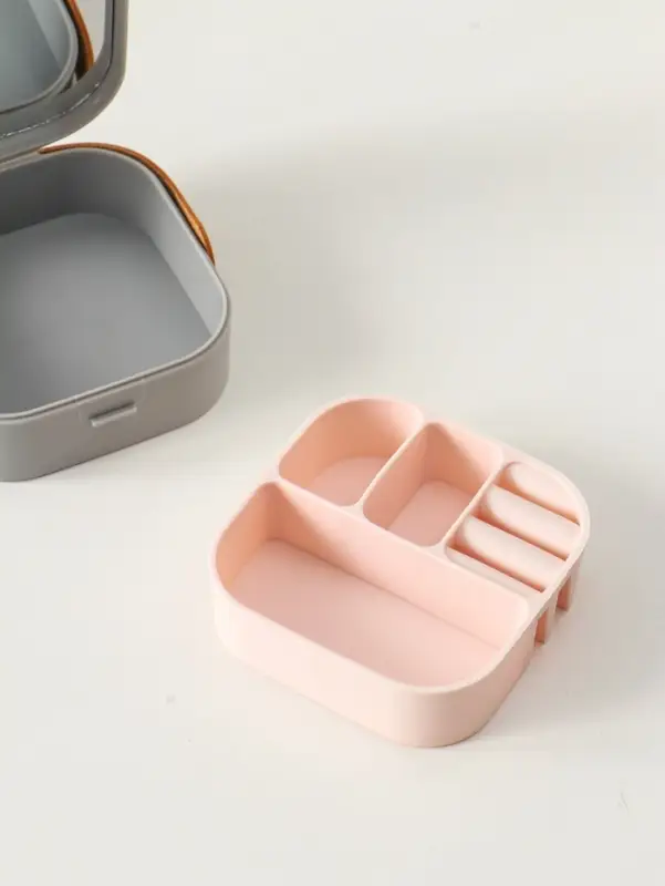 Шкатулка пластик для украшений с зеркалом, с ручкой 3 ячейки, 3 полосы, серый 9х9х3,8 см