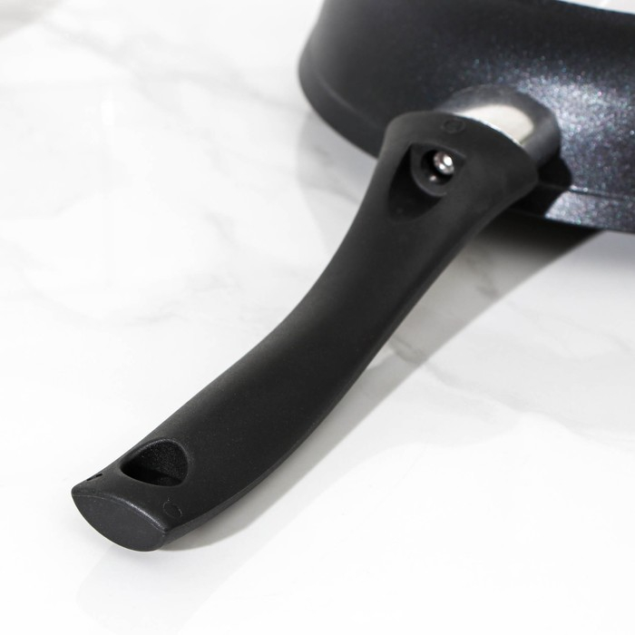 Сковорода &laquo;Традиция&raquo;, d=22 см, пластиковая ручка, стеклянная крышка, утолщённое дно, антипригарное покрытие, цвет чёрный