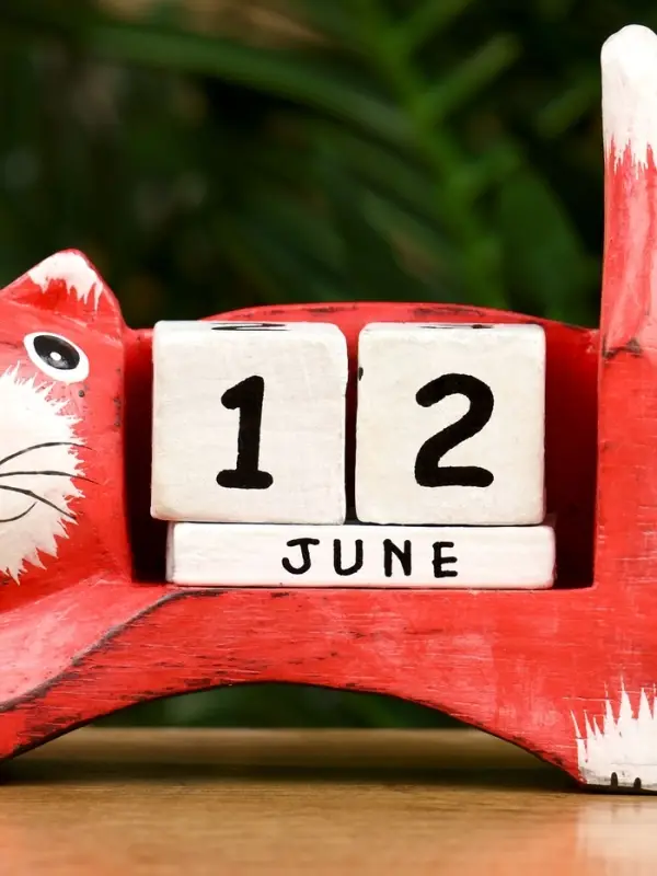 Календарь настольный "Кошка" дерево 13х4х10 см, цв. красный