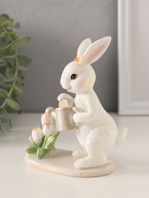 Сувенир полистоун "Зайка поливает тюльпаны из лейки" 10х5,5х12,5 см