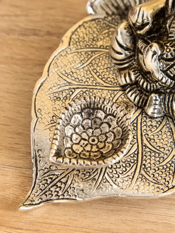 Подставка под благовония &laquo;Ганеша на листе&raquo;, 12.5&times;10&times;6.7 см, алюминий