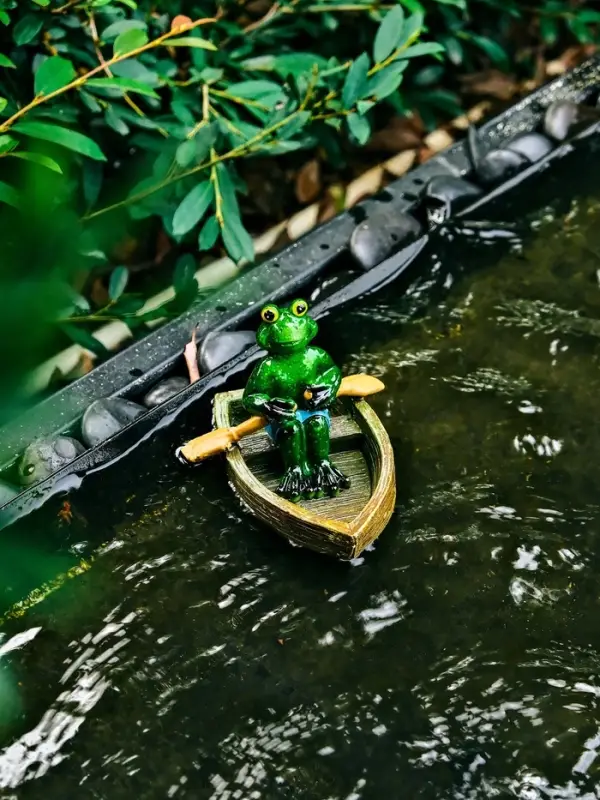 Садовая фигура 14 х 13 х 9,5 см "Лягушка в лодке" Водоплавающая