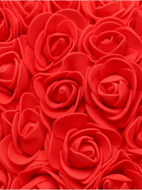 Сердце из красных роз