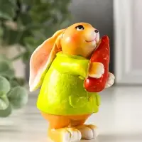 Сувенир полистоун "Зайчик с морковью, в зелёном пальто" 7х4,5х9 см