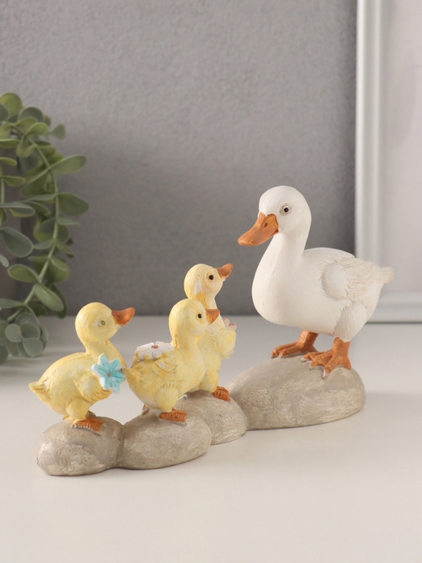 Сувенир полистоун "Уточка с утятами на камешках" 21х6,5х11 см