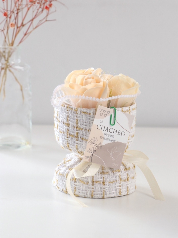 Букет из мыльных лепестков "Три розы с открыткой в коробке" кремовый 10,6х10,6х17 см