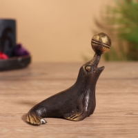 Сувенир бронза "Тюлень с мячом" 7х4х7 см