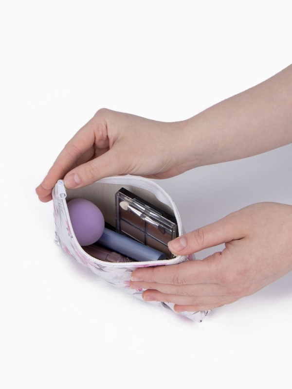 Косметичка на молнии, цвет белый