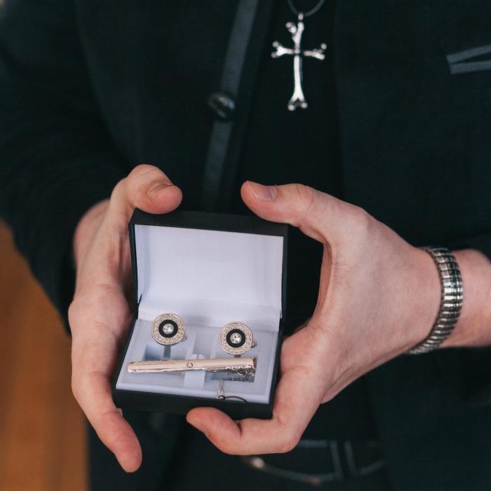 Набор мужской медный &laquo;Запонки + Зажим для галстука&raquo; круг с гравировкой, цвет чёрно-белый в серебре