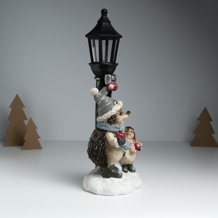 Сувенир полистоун свет "Ёжики в зимних нарядах у фонарного столба" 12,5х10,5х31,5 см