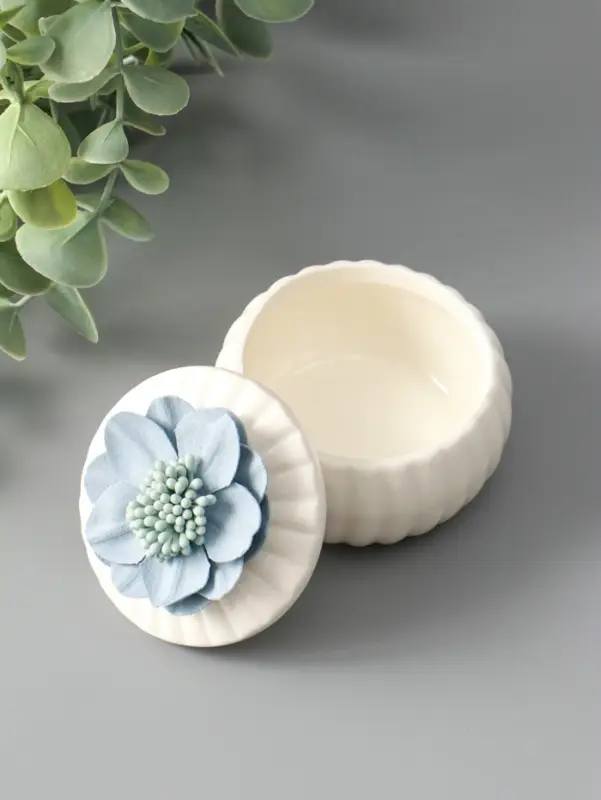 Шкатулка керамика "Голубой цветок" белая 7х7х6,5 см