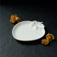 Блюдо фарфоровое с соусником Magistro &laquo;Клубника Бланш&raquo;, d=25 см, цвет белый