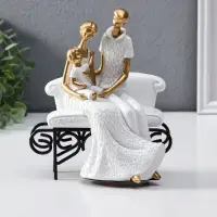 Сувенир полистоун "Родители с малышом на диванчике" бело-золотой 12,5х18х22,5 см