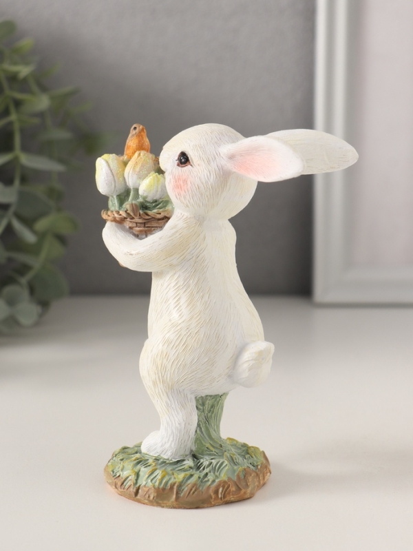 Сувенир полистоун "Кролик с птичкой в корзинке с тюльпанами" 9х5,5х12 см