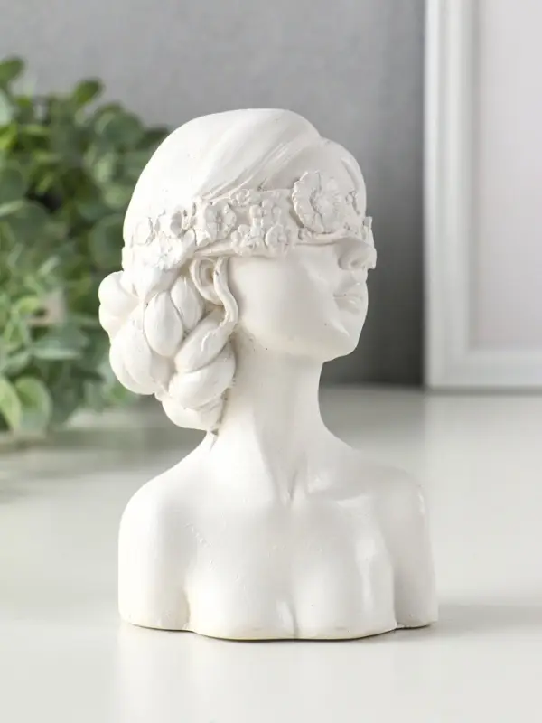 Статуэтка интерьерная "Девушка с повязкой на глазах", 14,3х9,5х7 см