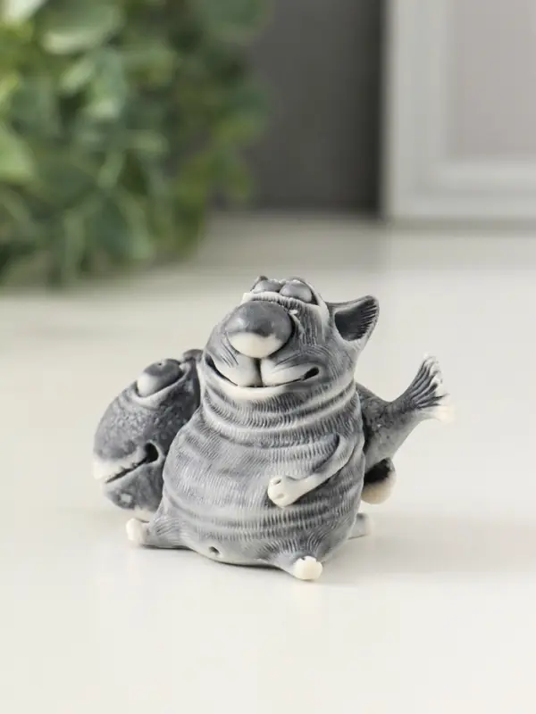 Сувенир "Кот с большой рыбиной" 4,8 см