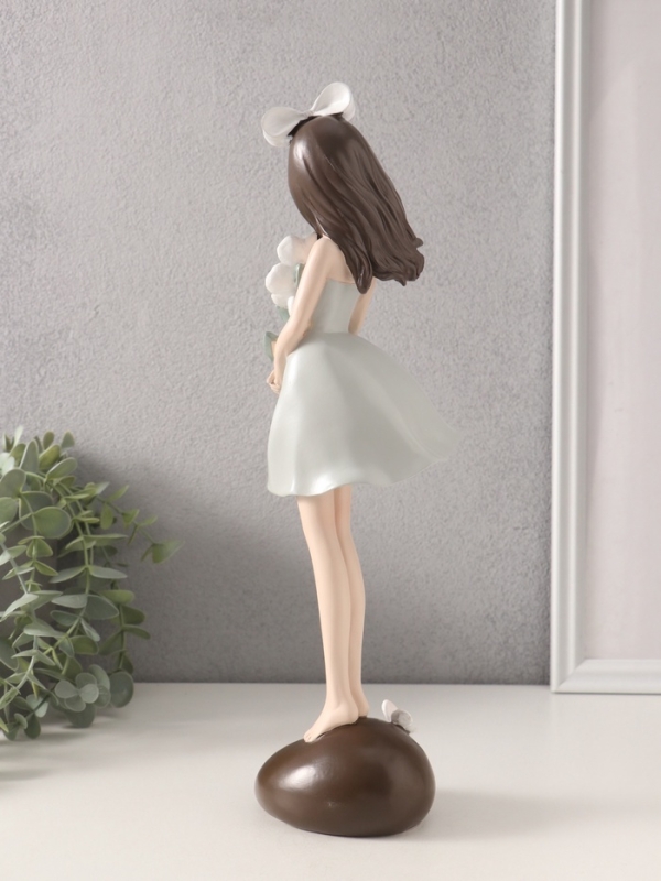 Сувенир полистоун "Девушка с белыми цветами в руках" 9,2х9,1х33,8 см