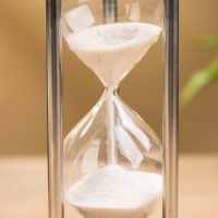 Песочные часы &laquo;Стороны света&raquo;, 6.5&times;6.5&times;18.6 см, дерево, стекло, сталь