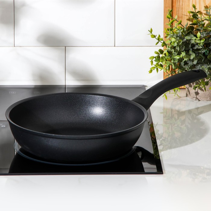 Сковорода &laquo;Традиция&raquo;, d=24 см, пластиковая ручка, антипригарное покрытие, цвет чёрный