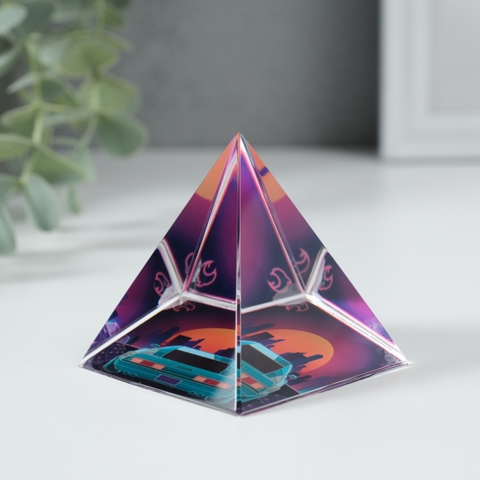Сувенир стекло пирамида "Вид на город" 6х6х6 см