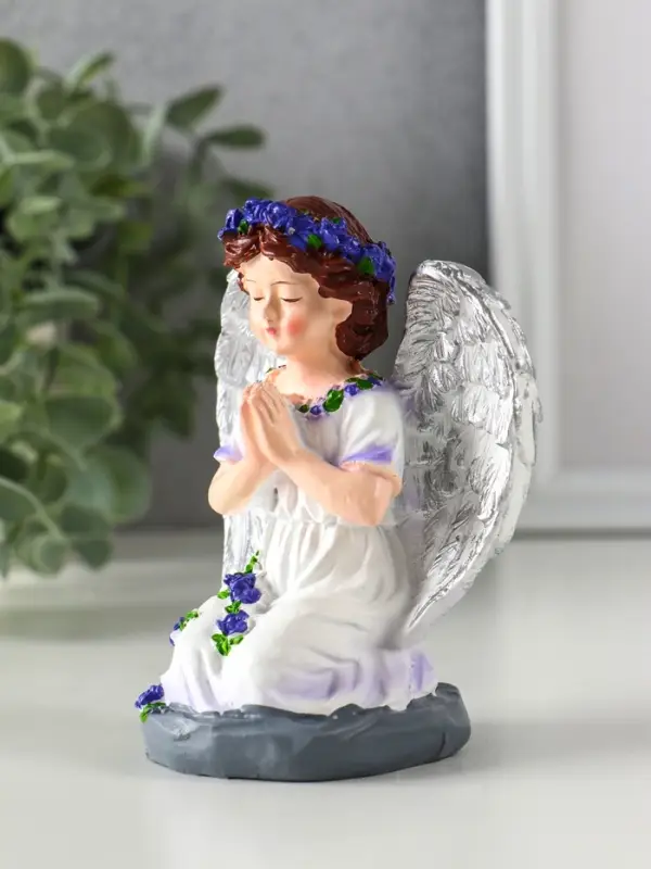 Сувенир полистоун "Девочка-ангел в цветочном платье, венке - молитва" фиолет 8,5х6,2х10,5 см   10902