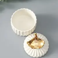 Шкатулка керамика "Золотой лист Гинкго" белая 8х8х10 см