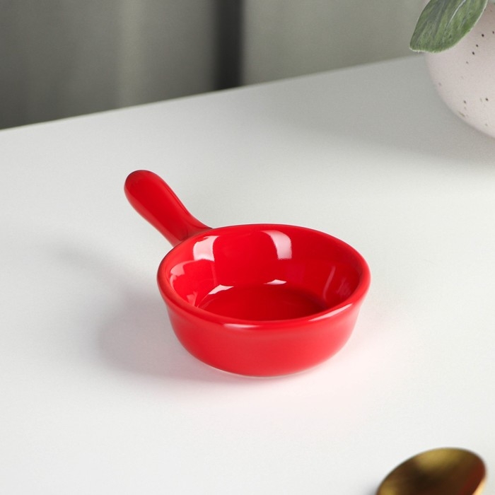 Соусник керамический с ручкой Доляна &laquo;Классика&raquo;, 30 мл, 10&times;6 см, цвет красный