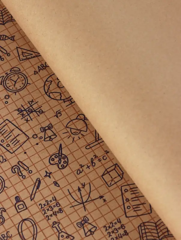 Бумага упаковочная крафт &laquo;Школьная пора&raquo;, коричневый/синий на коричневом фоне 0.7&times;10&plusmn;5%м