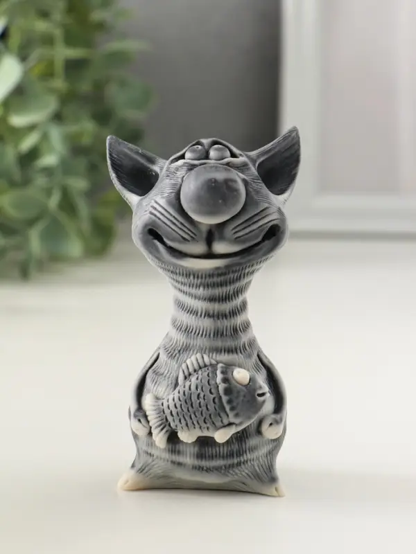 Сувенир "Кот худой с рыбой" 9,5 см