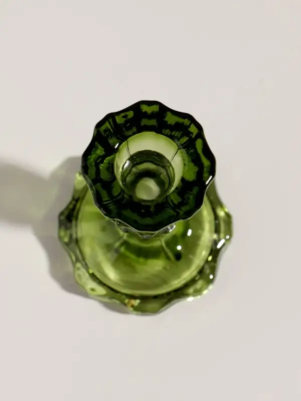 Подсвечник стекло "Бутон на ножке" зелёный d=2 см 7х7х11 см