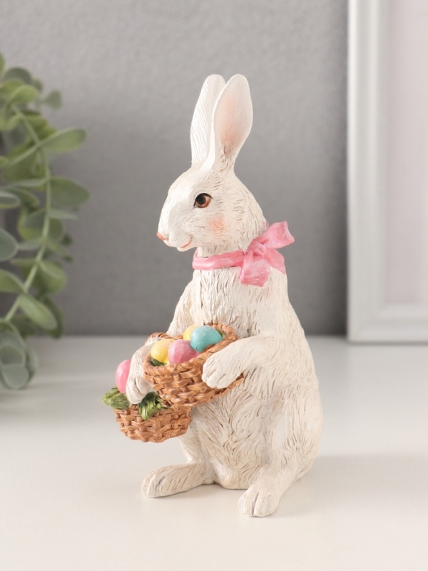 Сувенир полистоун "Пасхальный кролик с крашенными яйцами в корзинках" 9,5х6,5х15 см