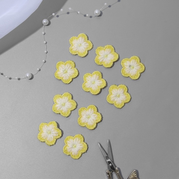 Вязаные элементы &laquo;Цветочки&raquo;, 2,8 &times; 2,8 см, 10 шт, цвет жёлтый/белый