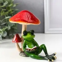 Сувенир полистоун лак "Лягуха с книгой сидит под мухоморами" 13,2х7,5х11 см