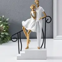 Сувенир полистоун "Парочка стоит у перил" бело-золотой 5,5х20х26,5 см