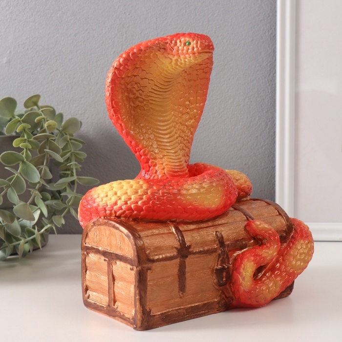 Фигурка "КОБРА НА СУНДУКЕ"  20  х 17  х 12 см.