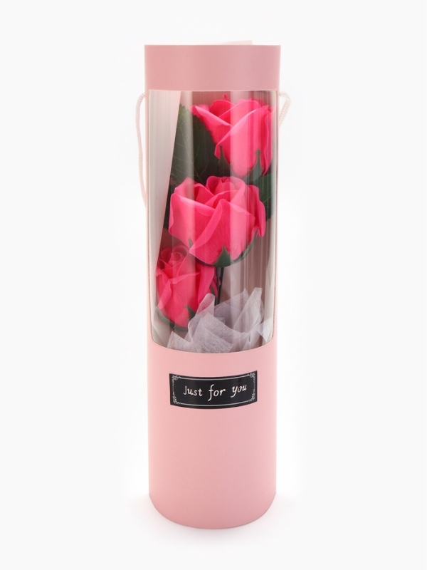 Букет из трех мыльных фуксия роз в колбе.