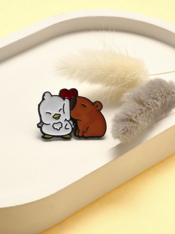 Значок &laquo;Капибара&raquo; с утёнком, оранжево-белый в чёрном металле