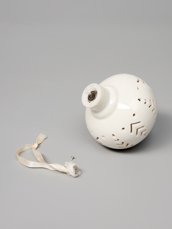 Елочный шар "Орнамент" 10.7х8.5х8.5, 1 LED, LR44x3(в компл.), Т/БЕЛЫЙ