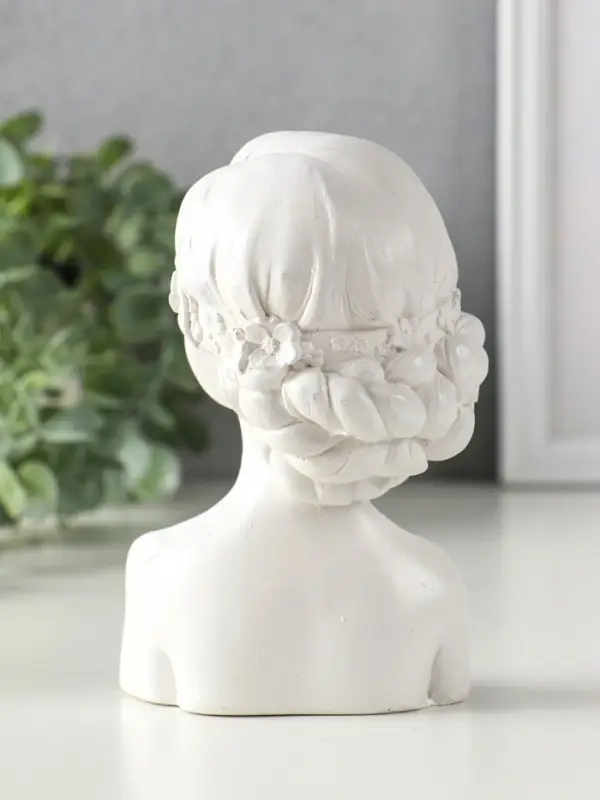 Статуэтка интерьерная "Девушка с повязкой на глазах", 14,3х9,5х7 см