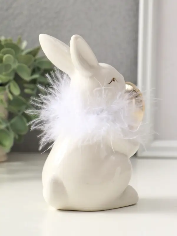 Сувенир керамика, пух "Зайка с золотым пасхальным яичком" белый 8х10,5х14 см