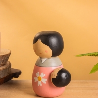 Деревянная кукла кокеши "Юи Комори" 11х9х14 см