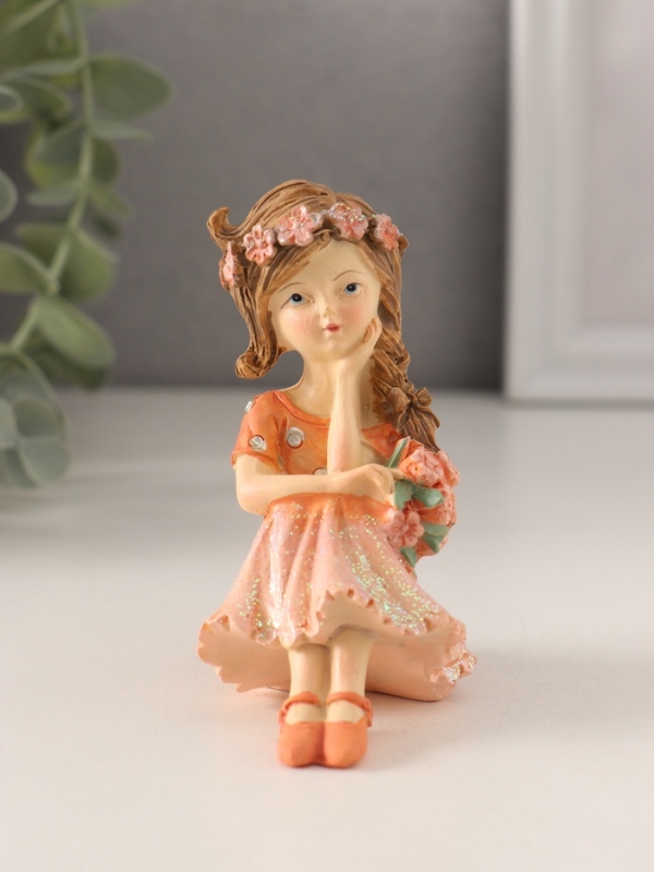 Сувенир полистоун "Девочка с пышной косой, с букетиком" персиковый 7х4,5х8,5 см
