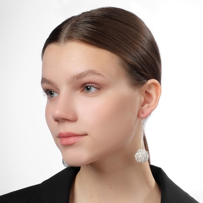 Серьги висячие &laquo;Шарик&raquo; переплетение, цвет светлое серебро, 6,5 см