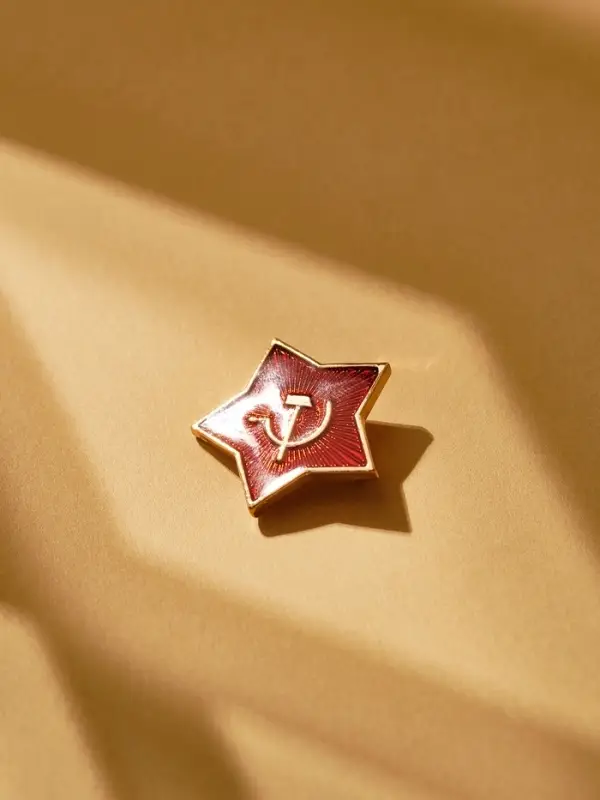 Значок &laquo;Звезда Серп и молот&raquo;, 2.5 см, цвет красный в золоте