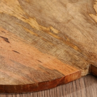 Доска разделочная круглая "Оттенки сирени" дерево манго 36х28 см