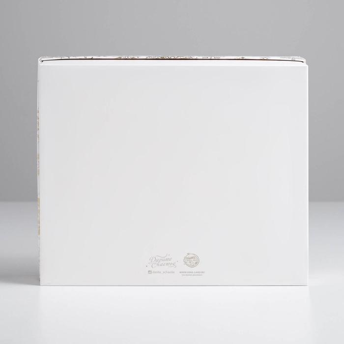 Коробка подарочная новогодняя складная &laquo;Снежинки&raquo;, 23.5 х 20.5 х 5.5 см, Новый год